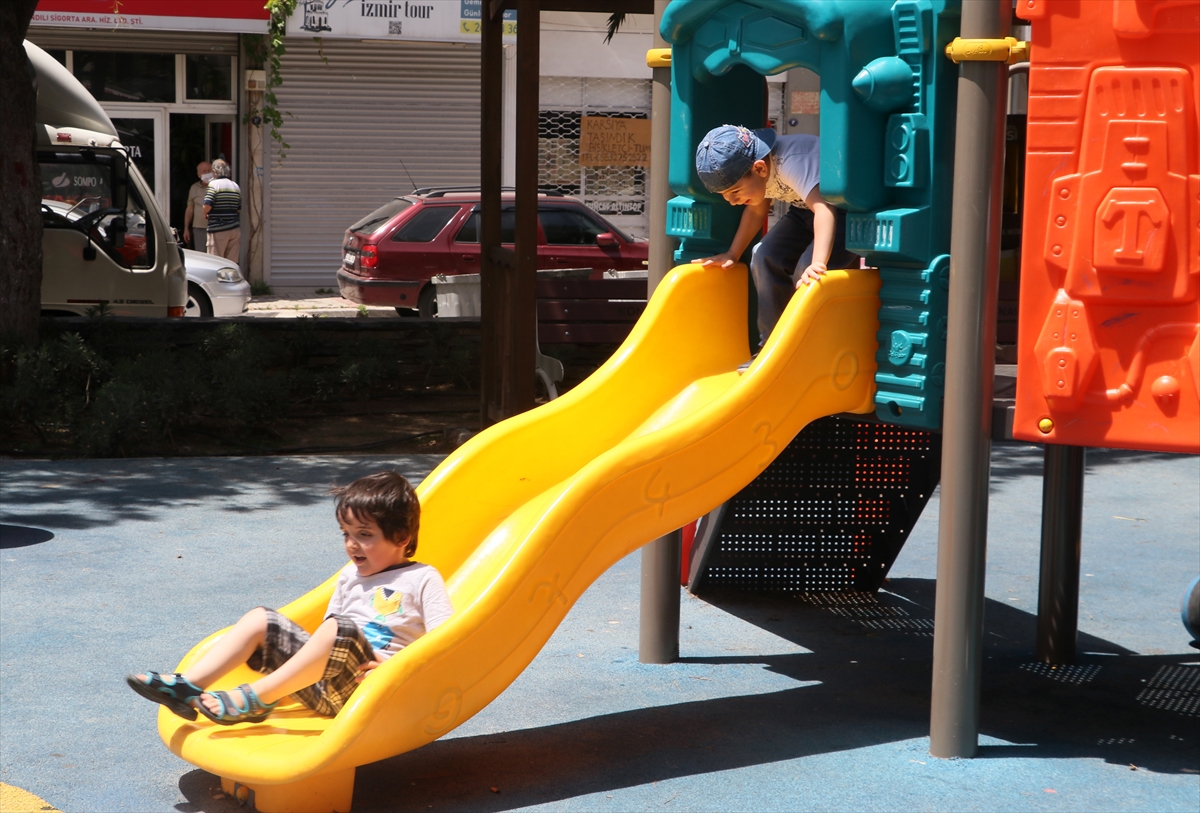 İzmir'de çocuklar güneşli havanın tadını çıkardı