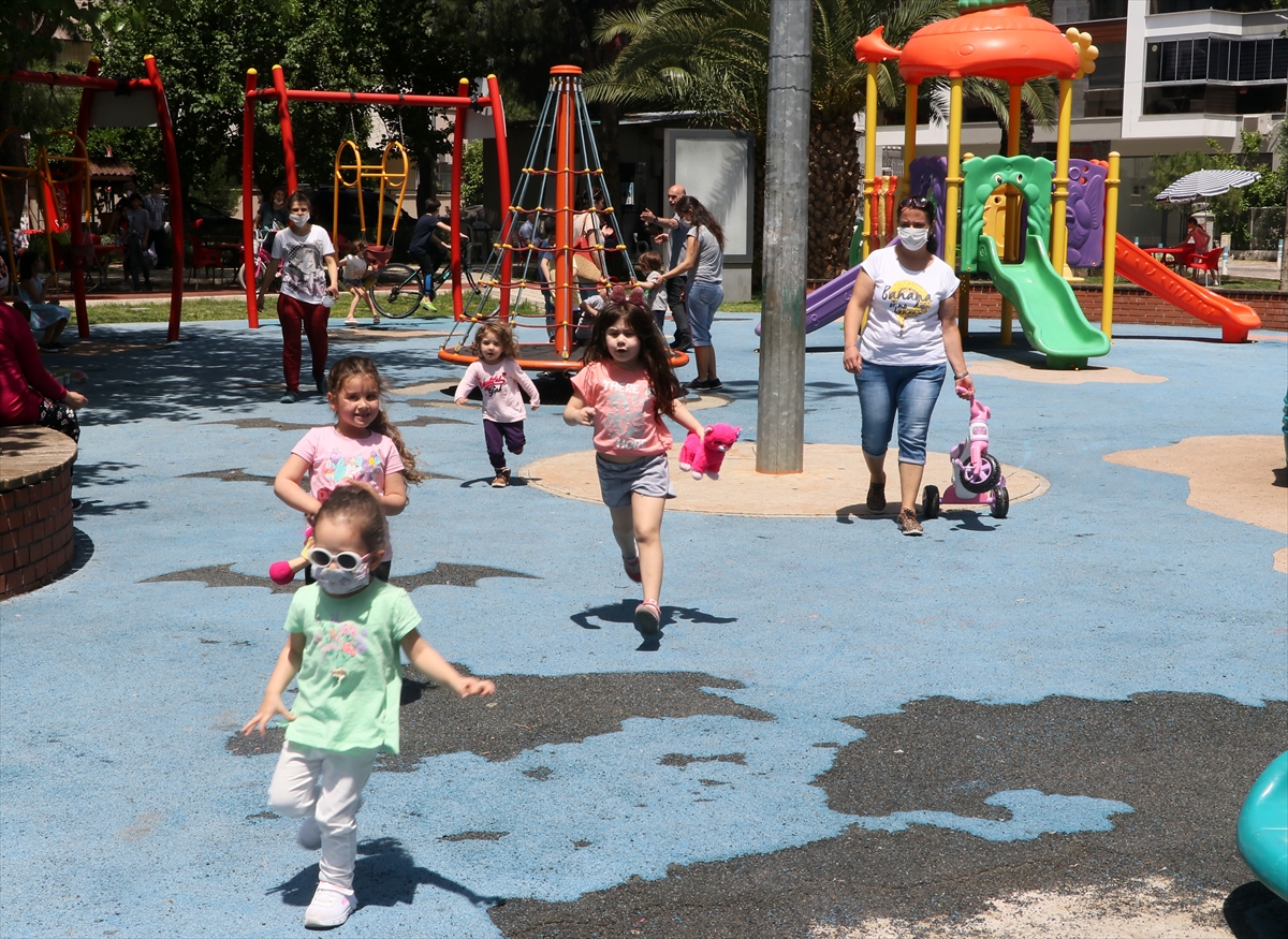 İzmir'de çocuklar güneşli havanın tadını çıkardı