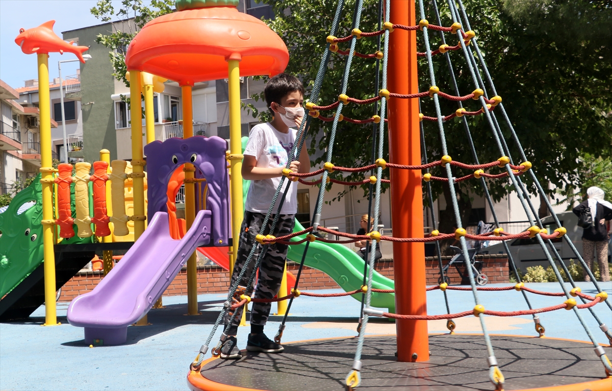 İzmir'de çocuklar güneşli havanın tadını çıkardı