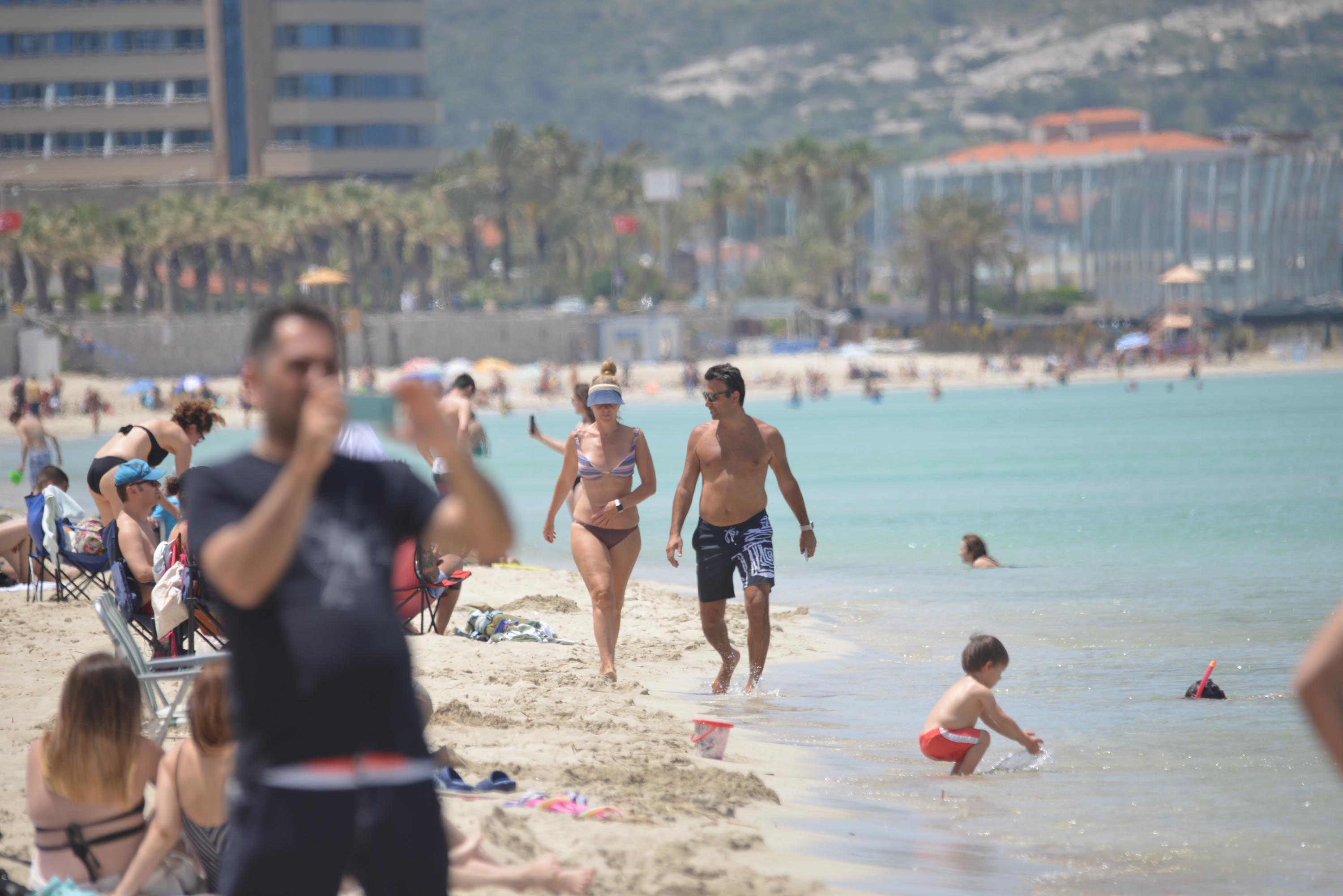 İzmir'de kısıtlamanın olmadığı hafta sonunda deniz keyfi