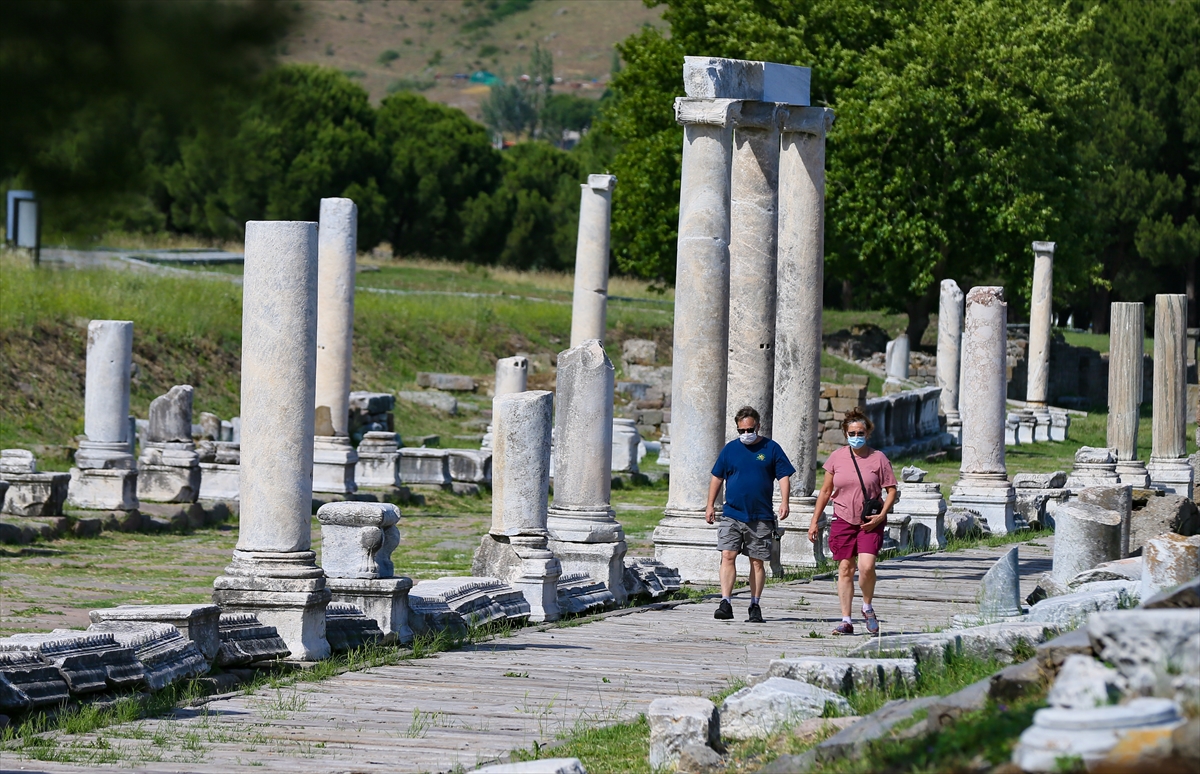 Dünya mirası Bergama ziyaretçilerini 'kontrollü' ağırlıyor