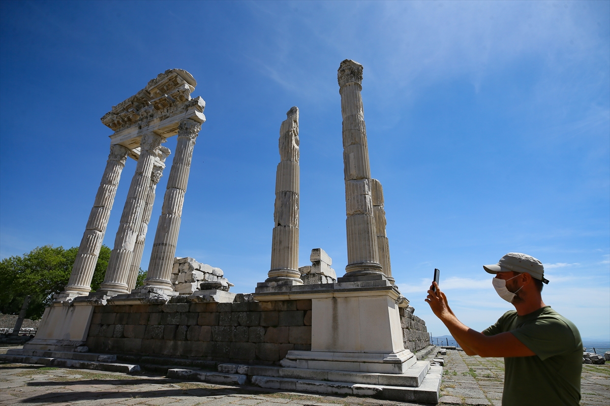 Dünya mirası Bergama ziyaretçilerini 'kontrollü' ağırlıyor