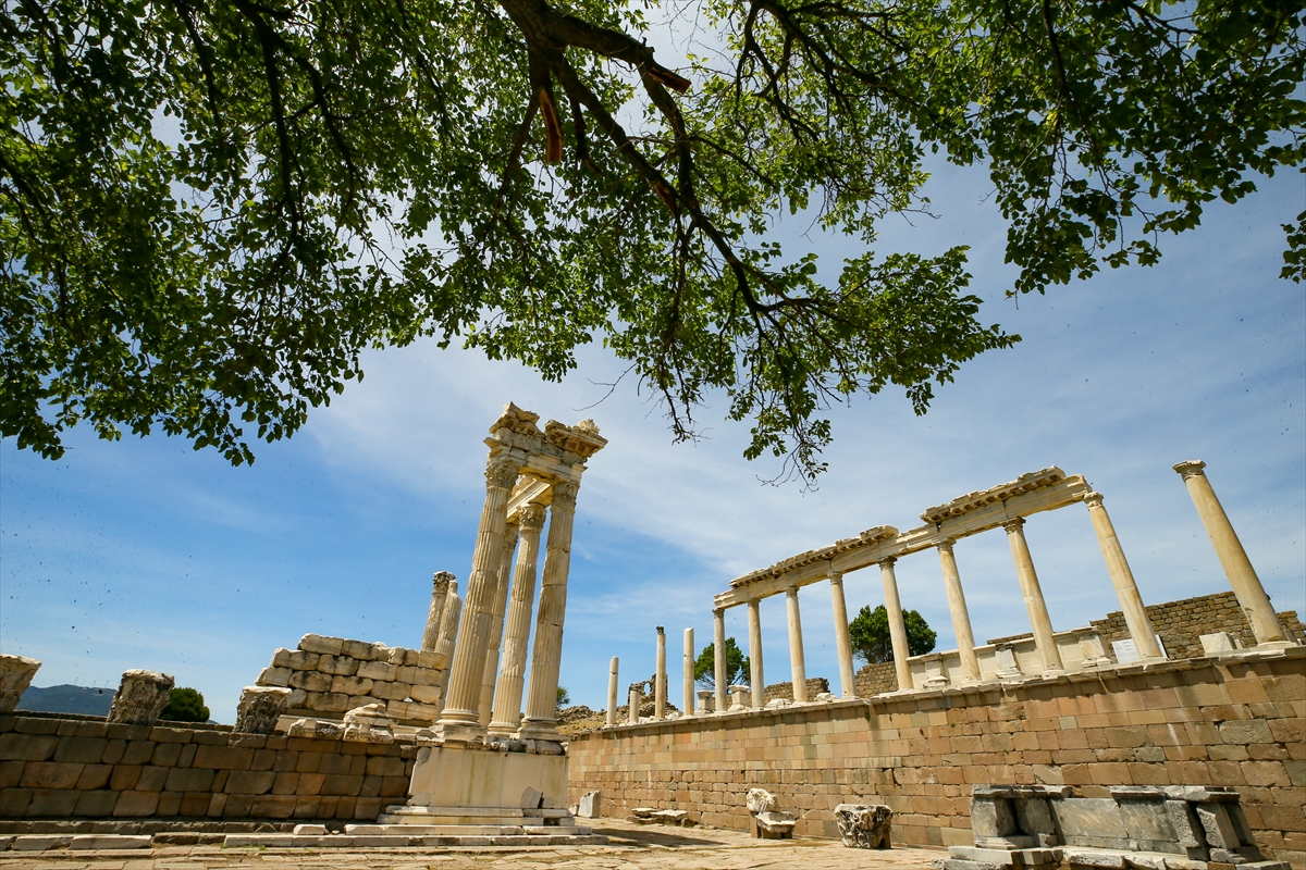 Dünya mirası Bergama ziyaretçilerini 'kontrollü' ağırlıyor