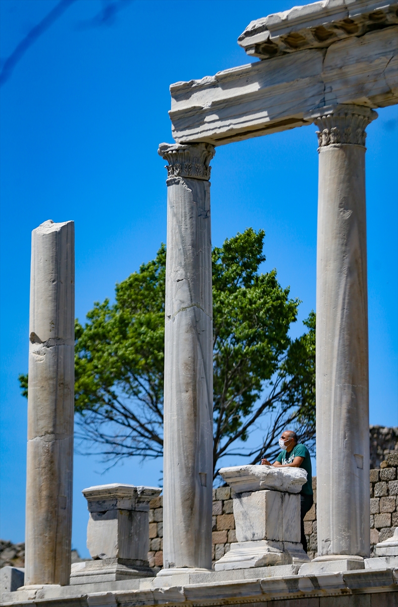 Dünya mirası Bergama ziyaretçilerini 'kontrollü' ağırlıyor