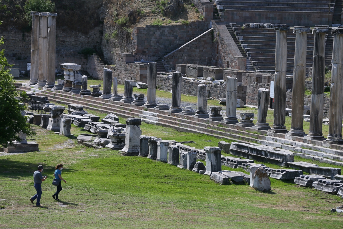 Dünya mirası Bergama ziyaretçilerini 'kontrollü' ağırlıyor