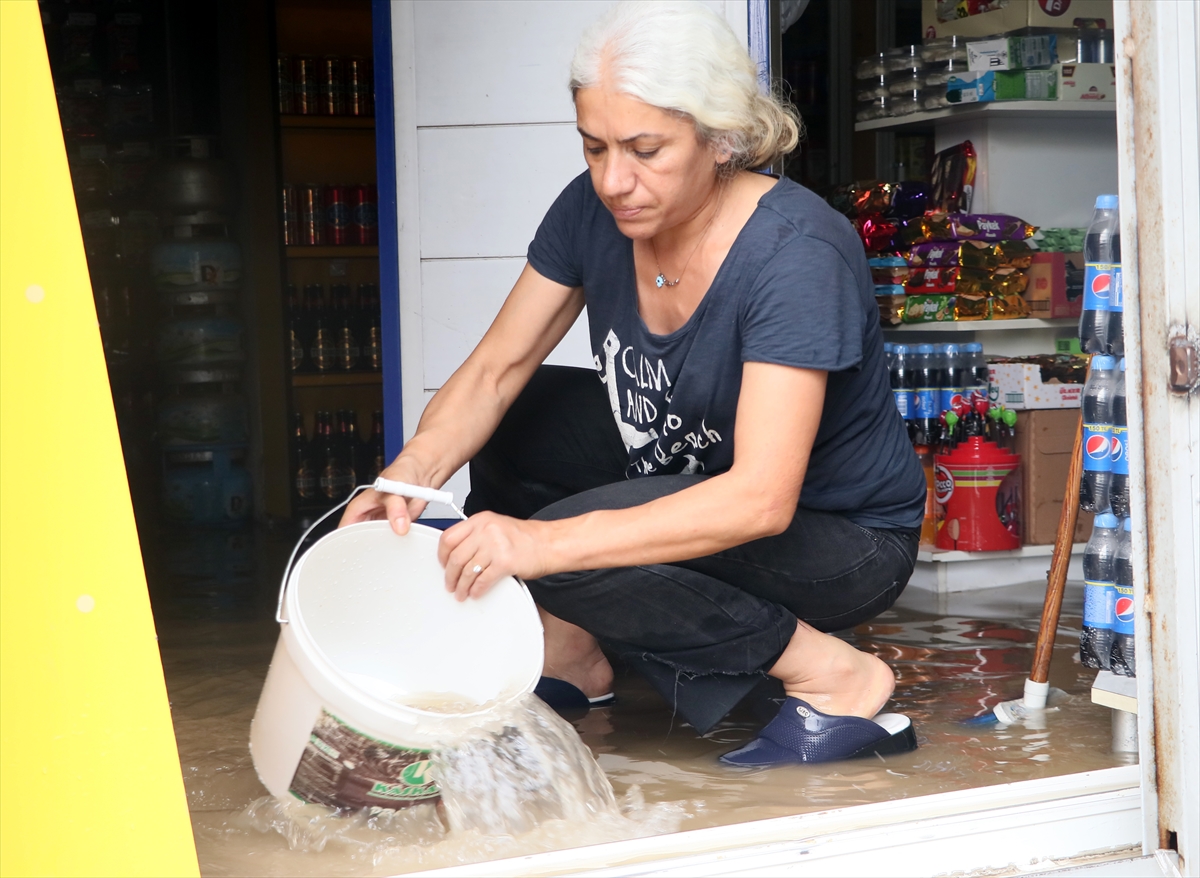 İzmir'i sağanak vurdu!