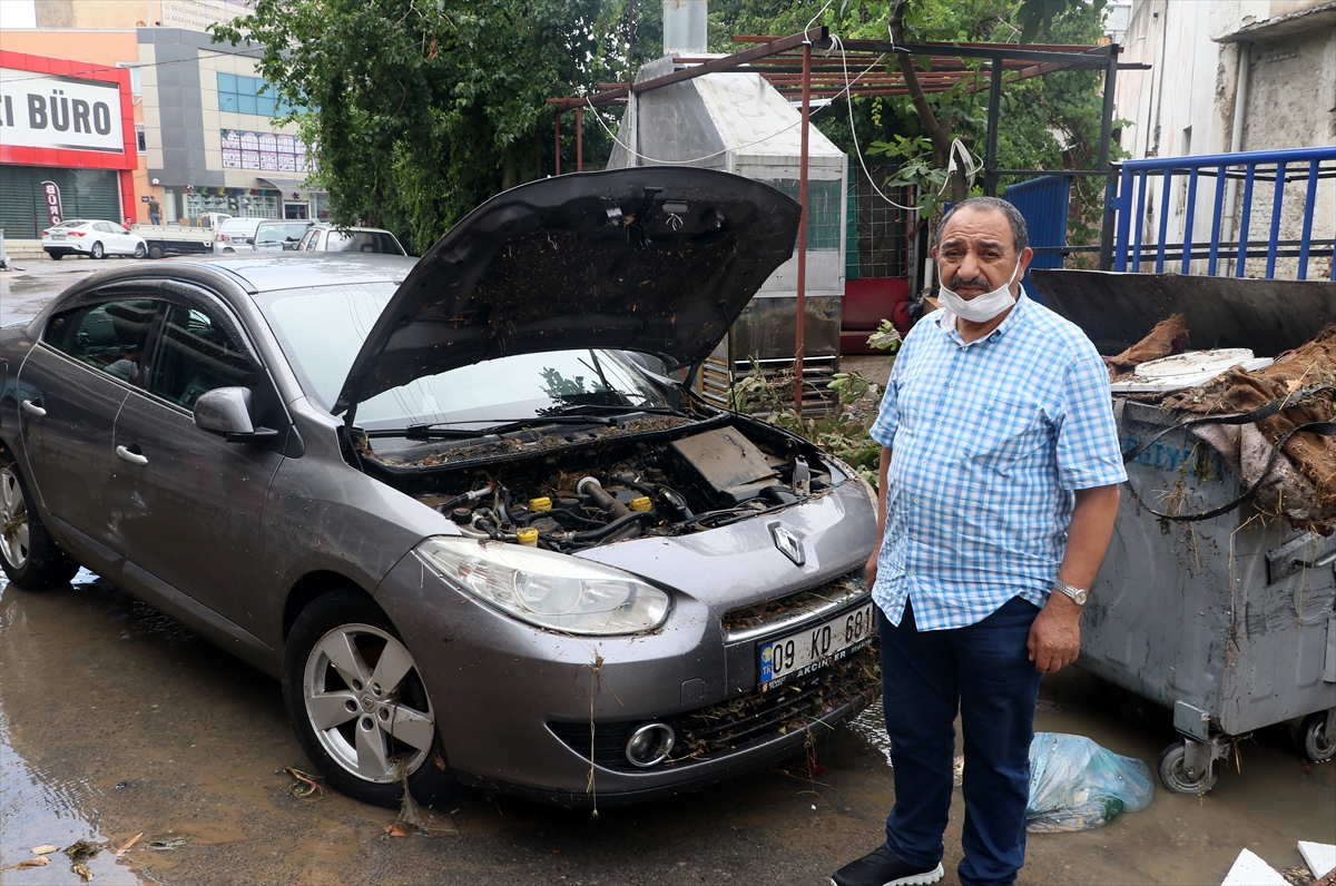 İzmir'i sağanak vurdu!