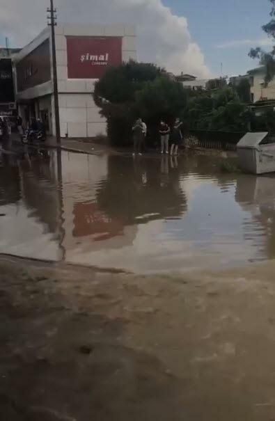 İzmir'i sağanak vurdu!