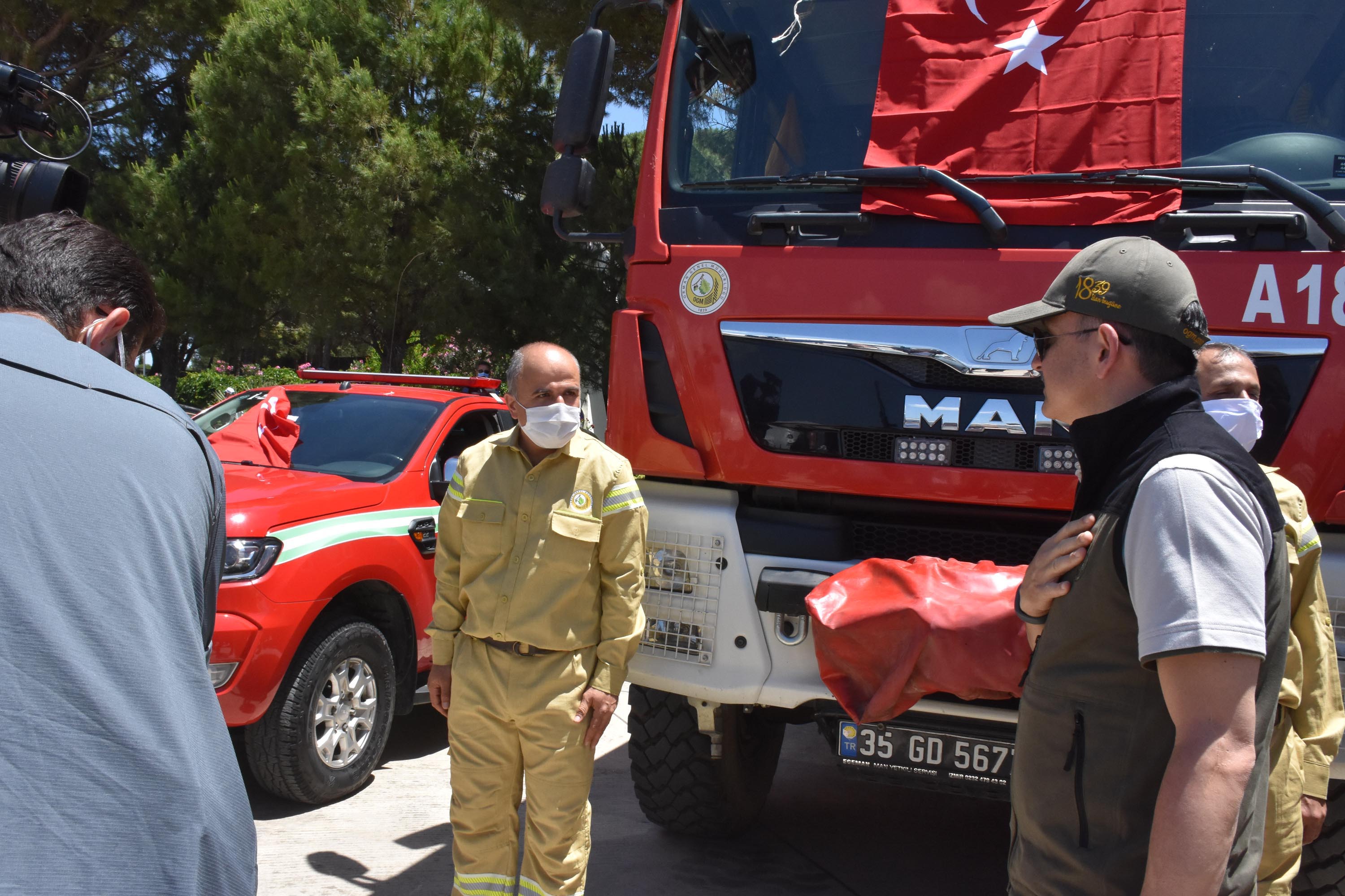 Bakan Pakdemirli yeni yangın uçaklarını tanıttı