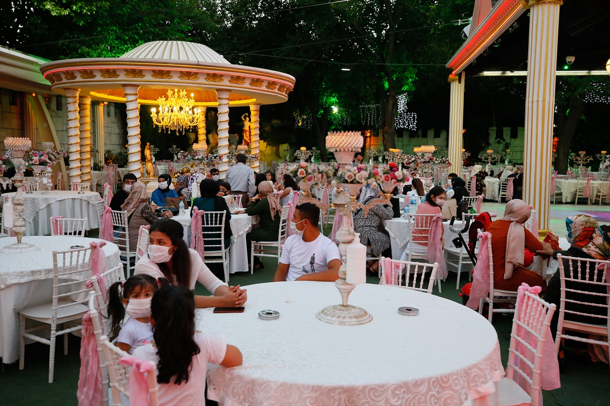 İzmir'de düğünler Kovid-19 tedbirleriyle yapılmaya başladı!