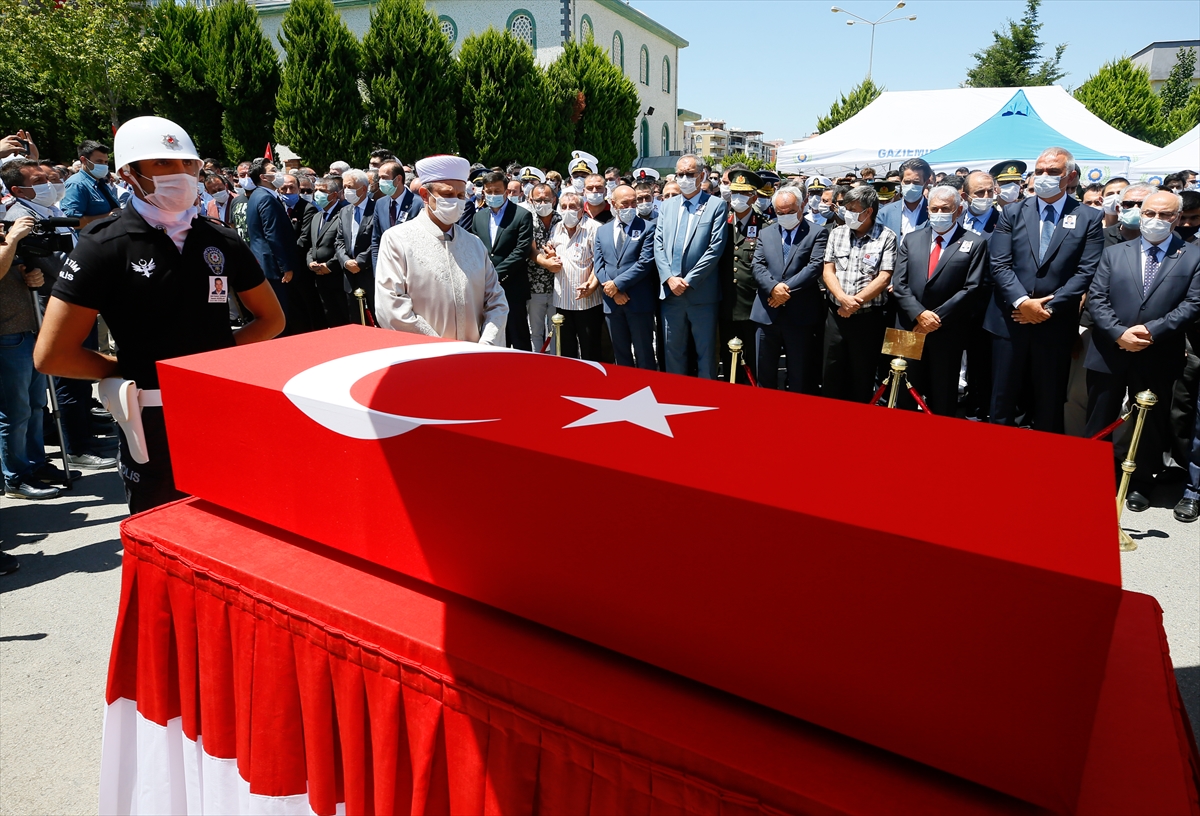 İzmir şehidini son yolculuğuna uğurladı!