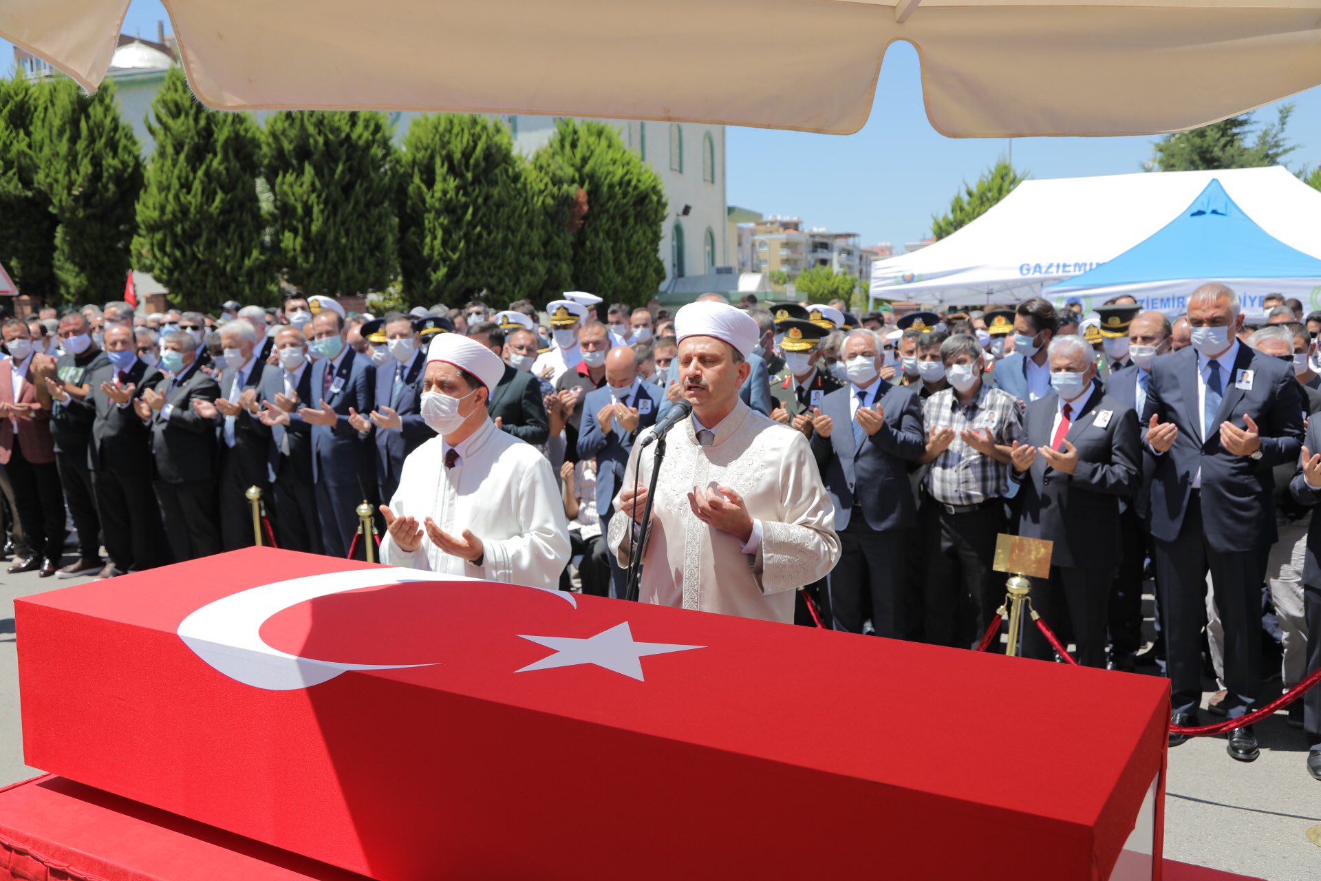 İzmir şehidini son yolculuğuna uğurladı!