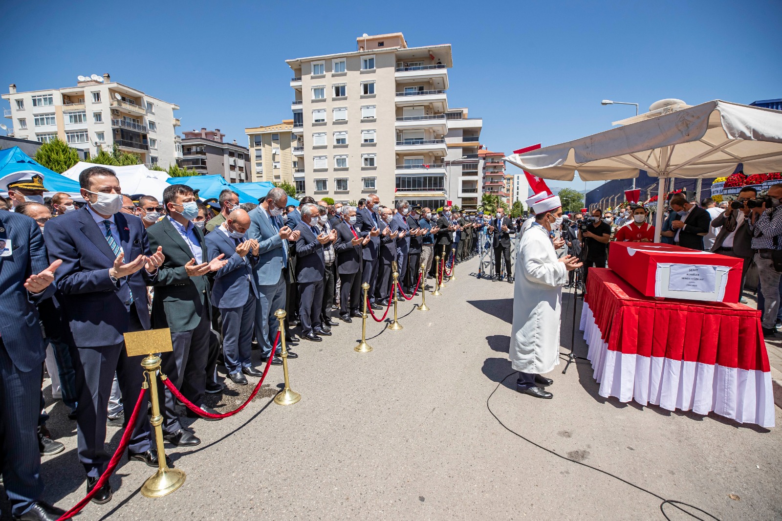 İzmir şehidini son yolculuğuna uğurladı!