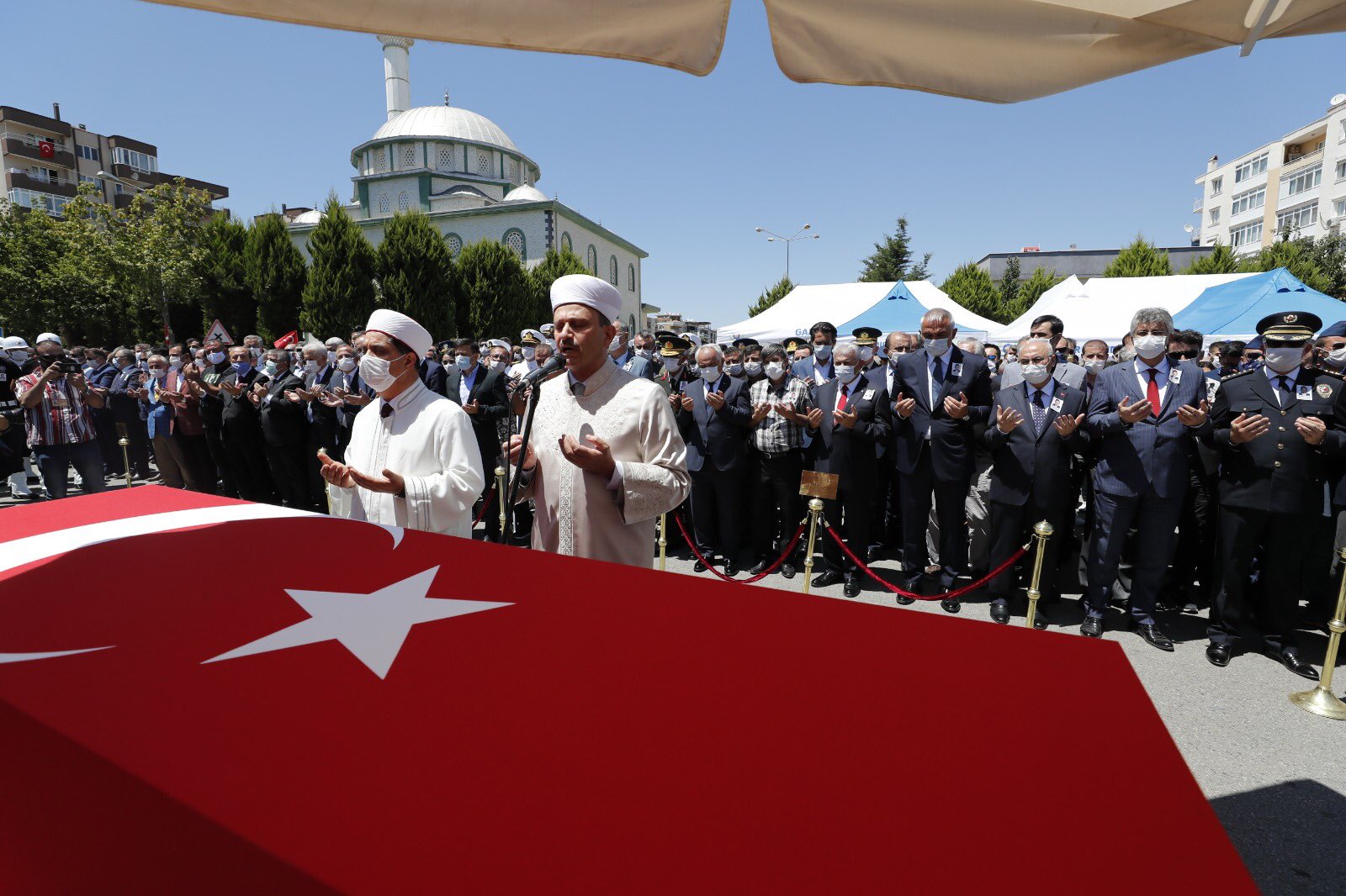 İzmir şehidini son yolculuğuna uğurladı!