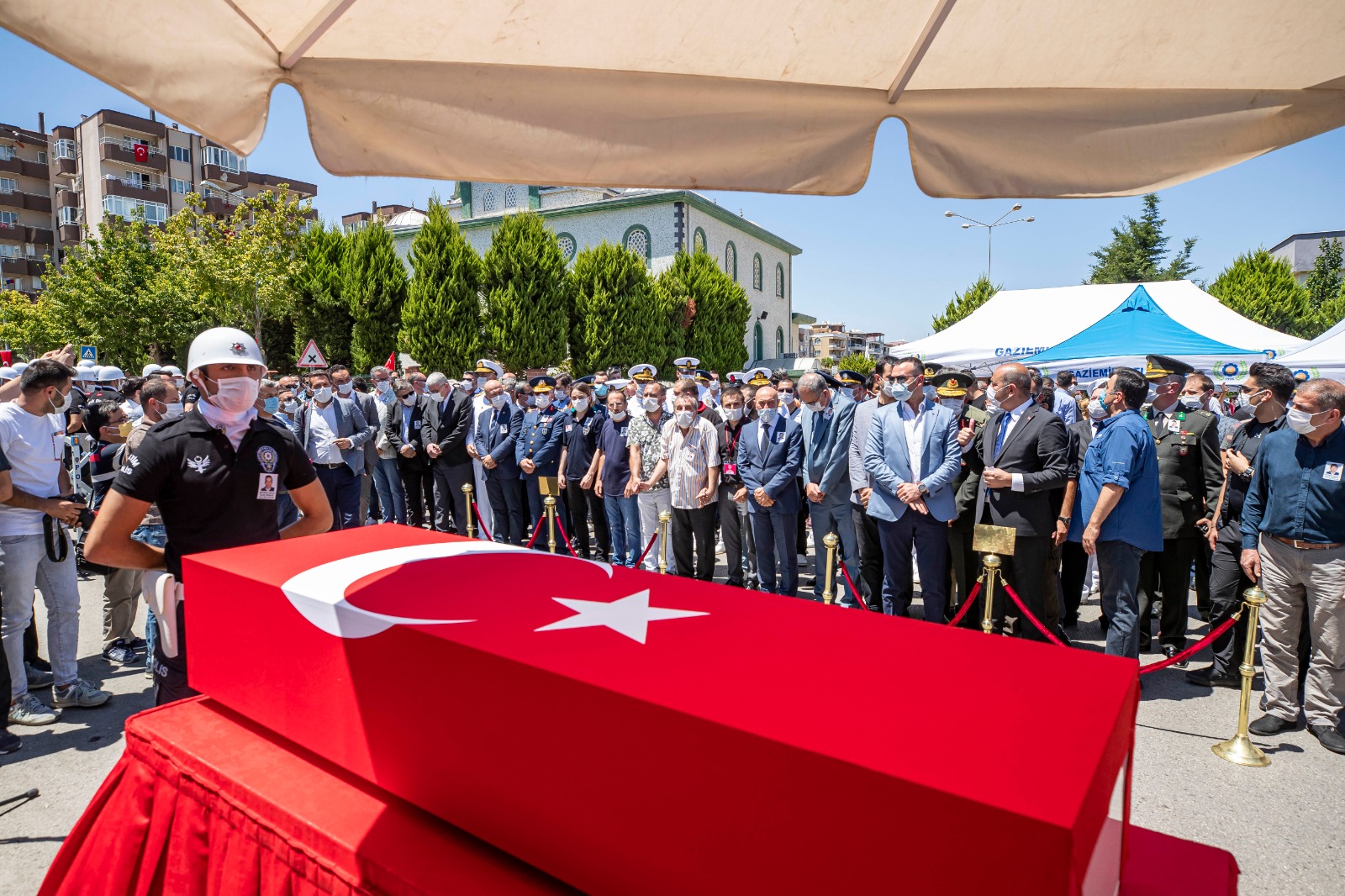 İzmir şehidini son yolculuğuna uğurladı!