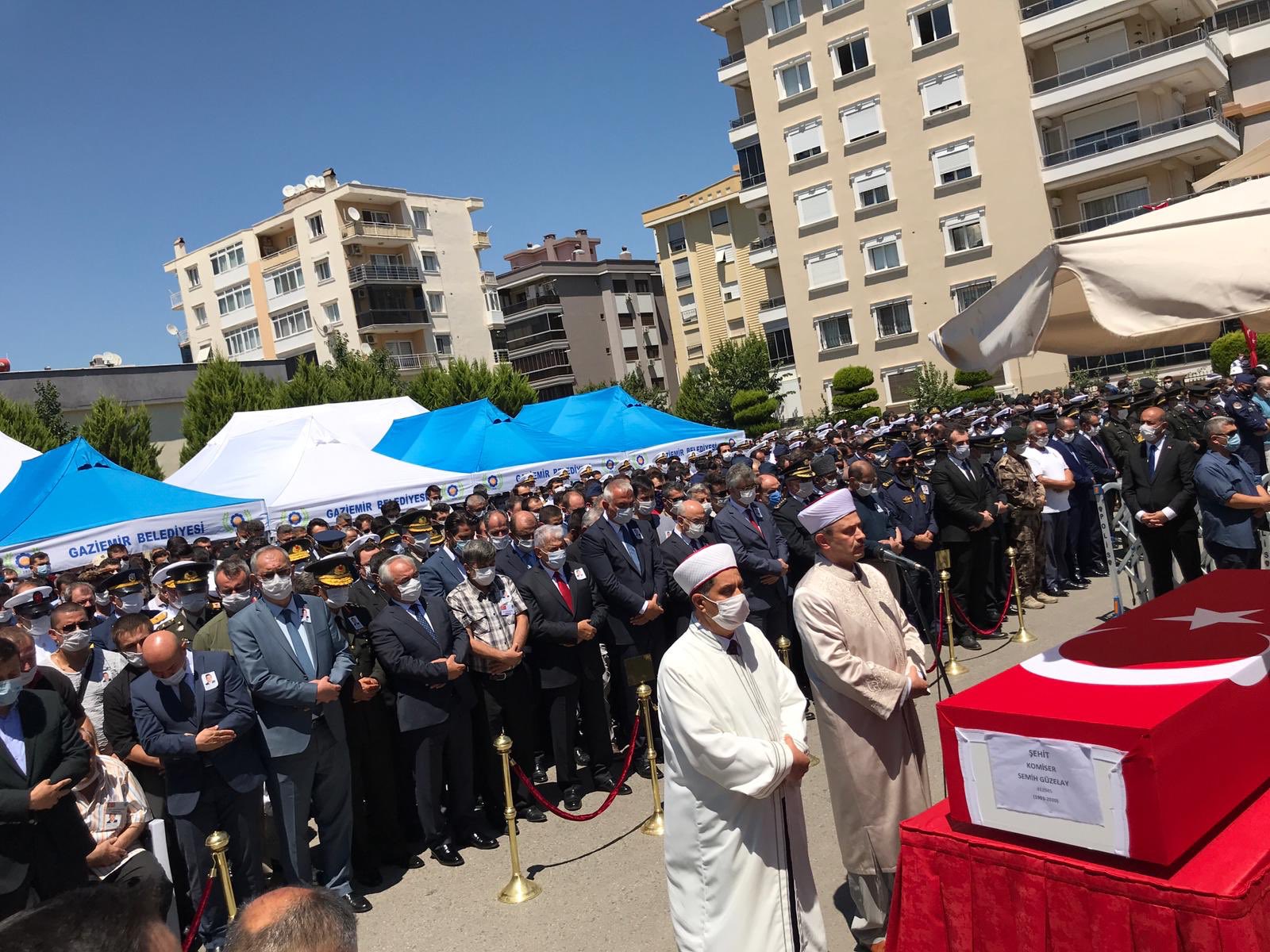 İzmir şehidini son yolculuğuna uğurladı!