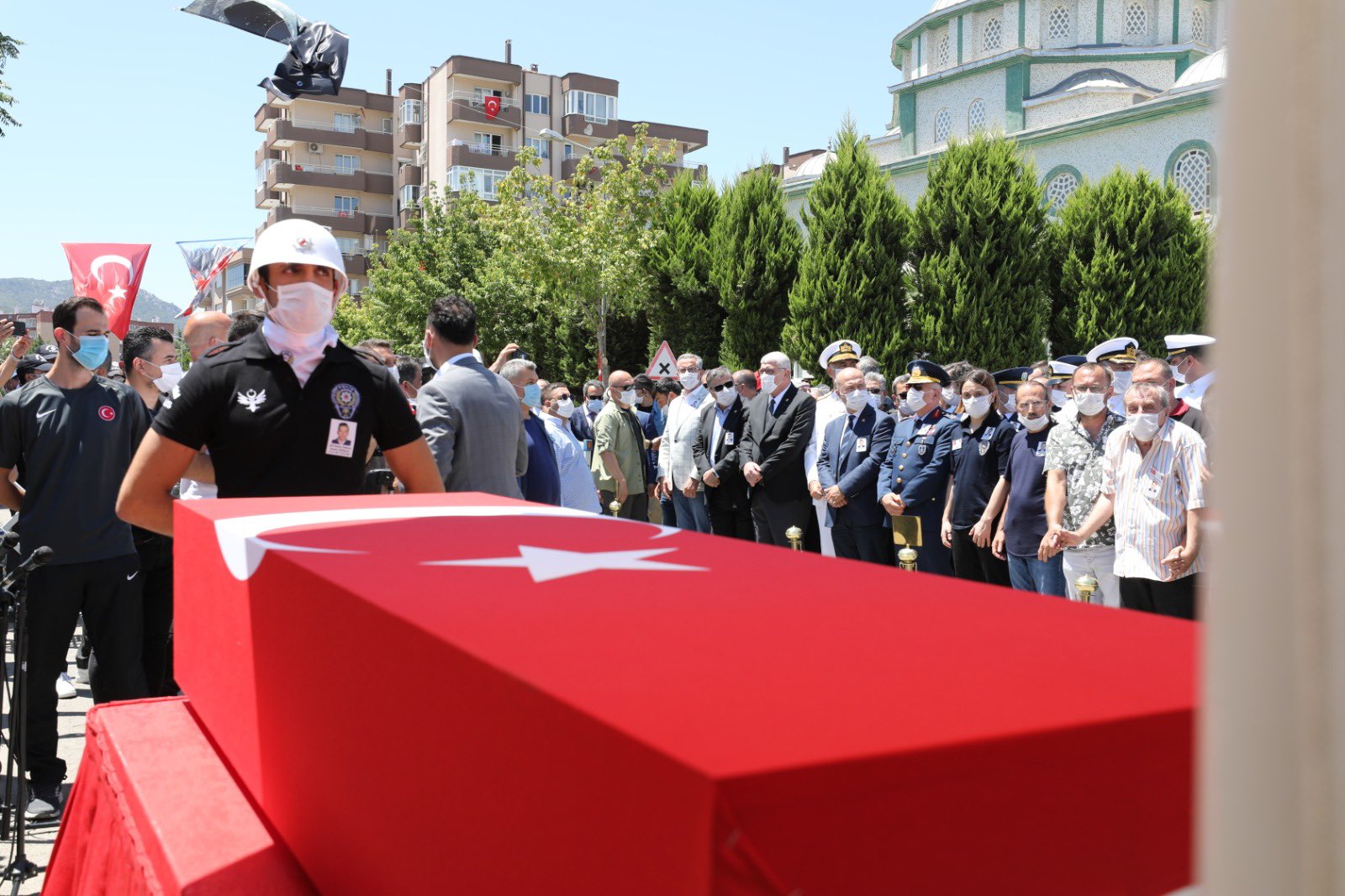 İzmir şehidini son yolculuğuna uğurladı!