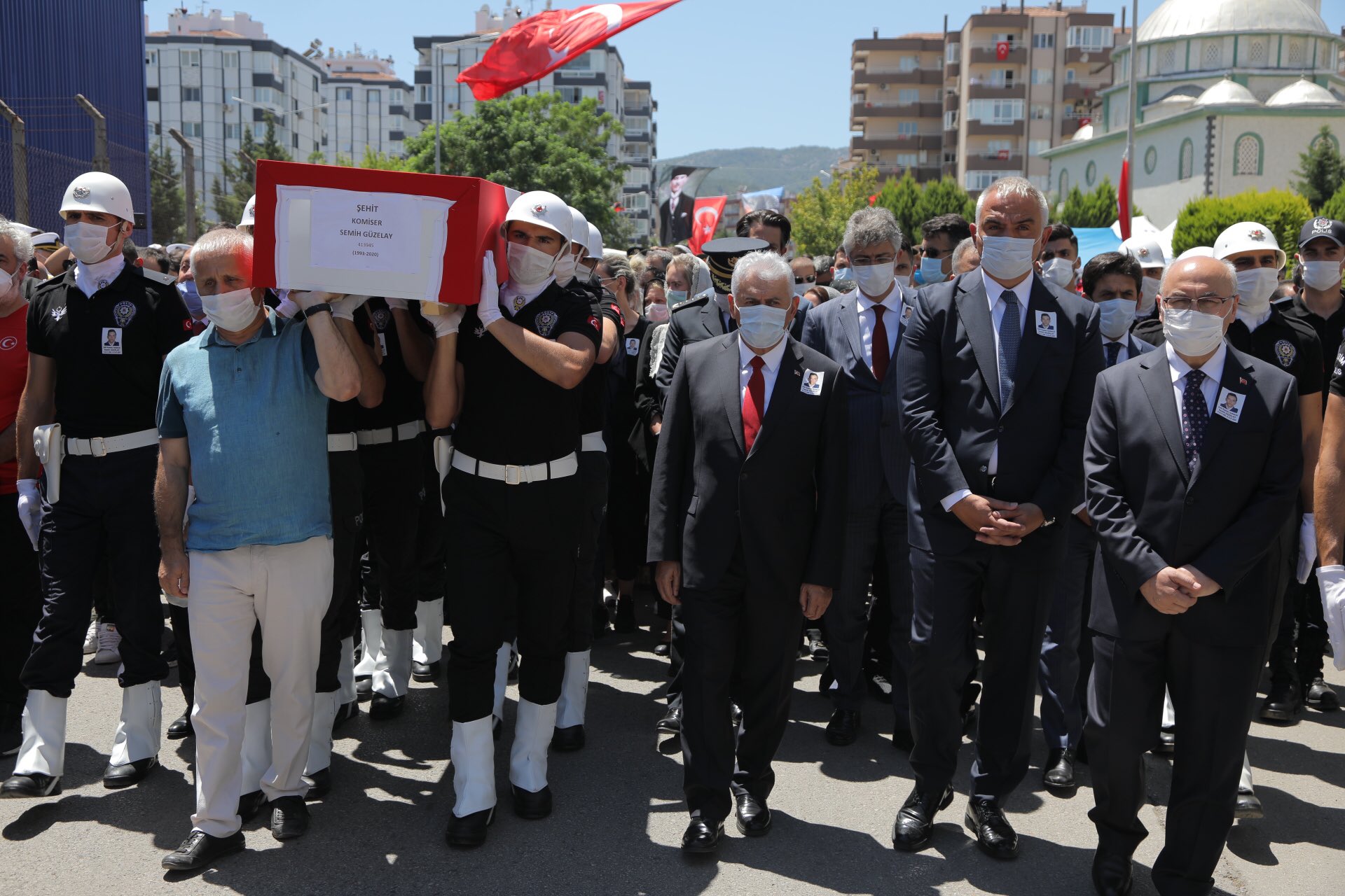 İzmir şehidini son yolculuğuna uğurladı!