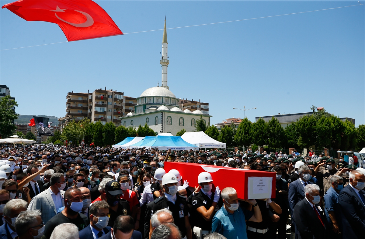 İzmir şehidini son yolculuğuna uğurladı!