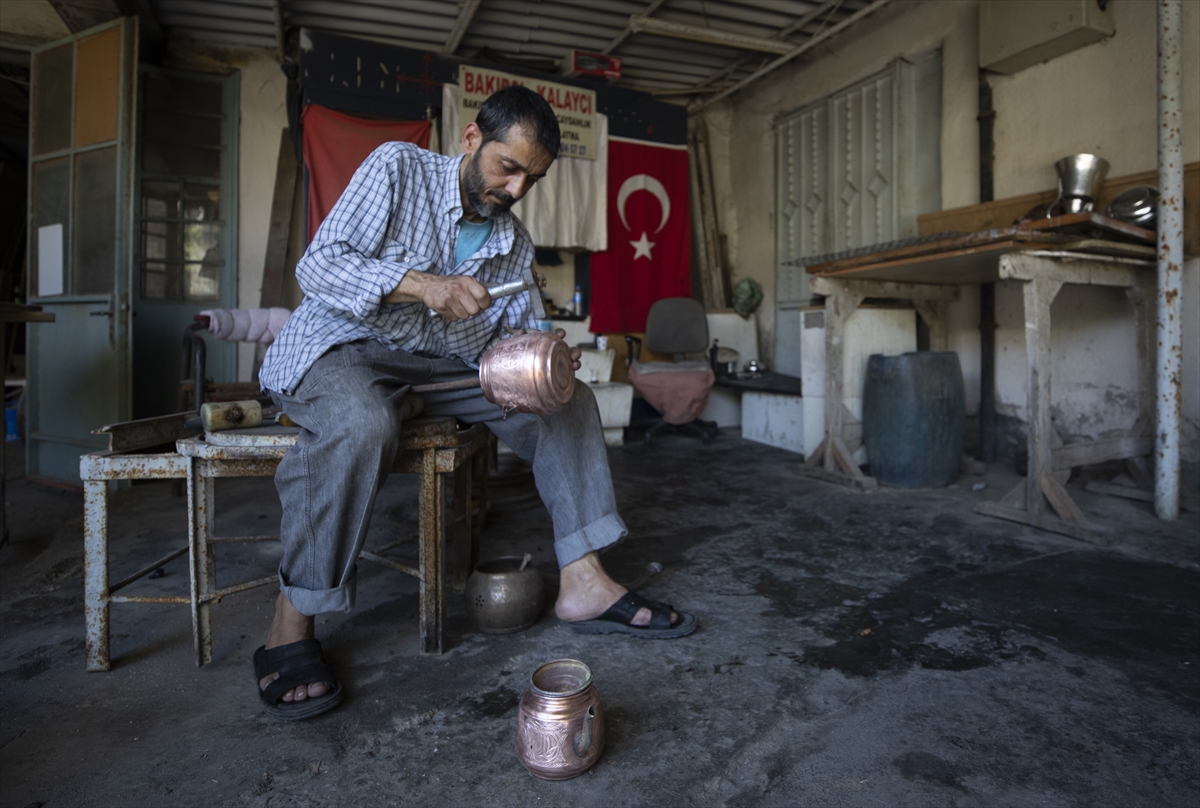 Kemeraltı Çarşısında ekmeğini elleriyle kazananlar