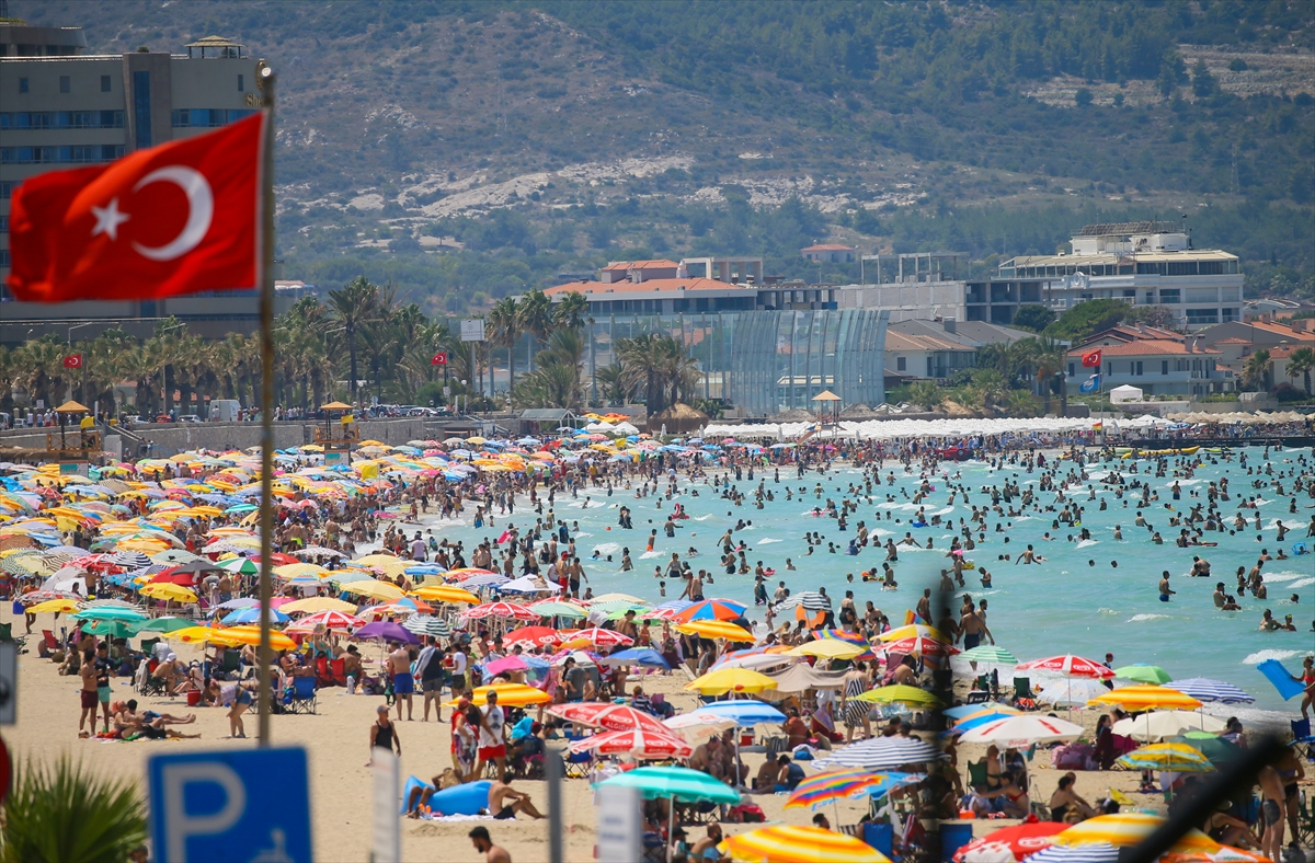 Çeşme'de bayram yoğunluğu!