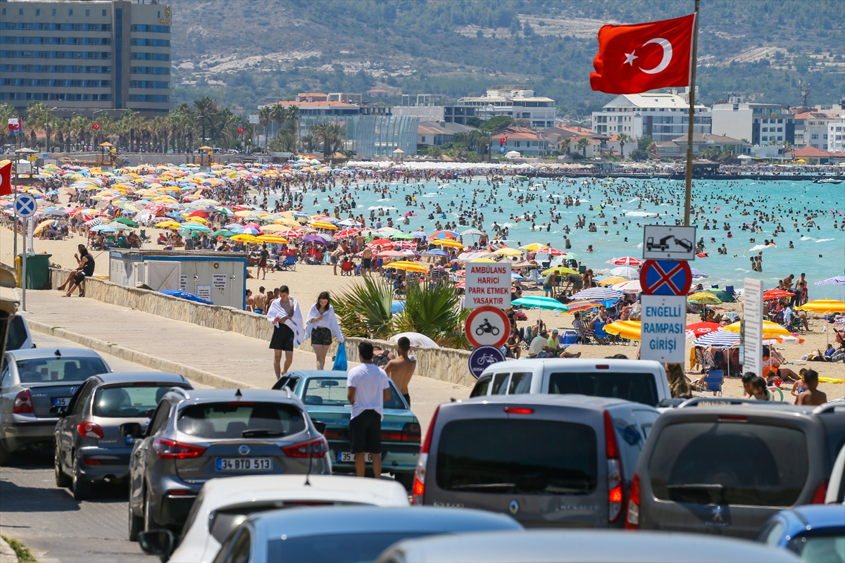 Çeşme'de bayram yoğunluğu!