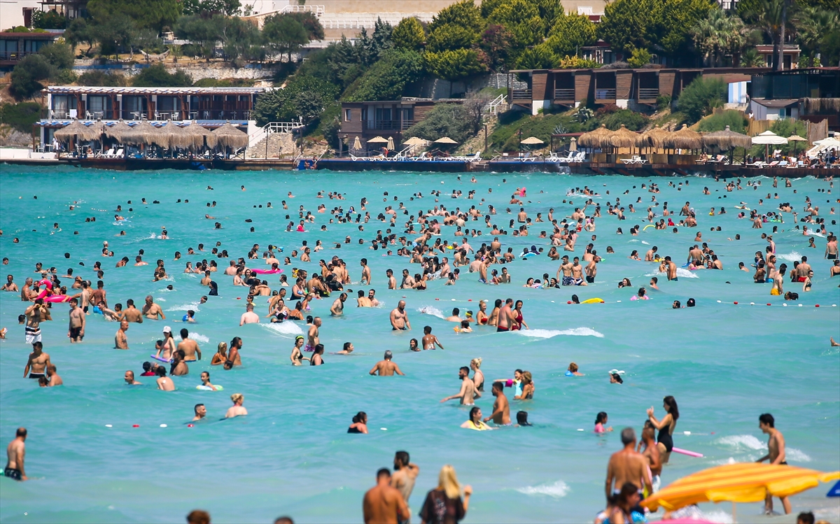Çeşme'de bayram yoğunluğu!