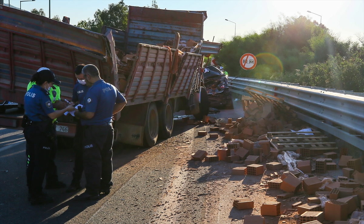 İzmir'de feci kaza: Kamyonun kasası otomobilin üzerine devrildi!