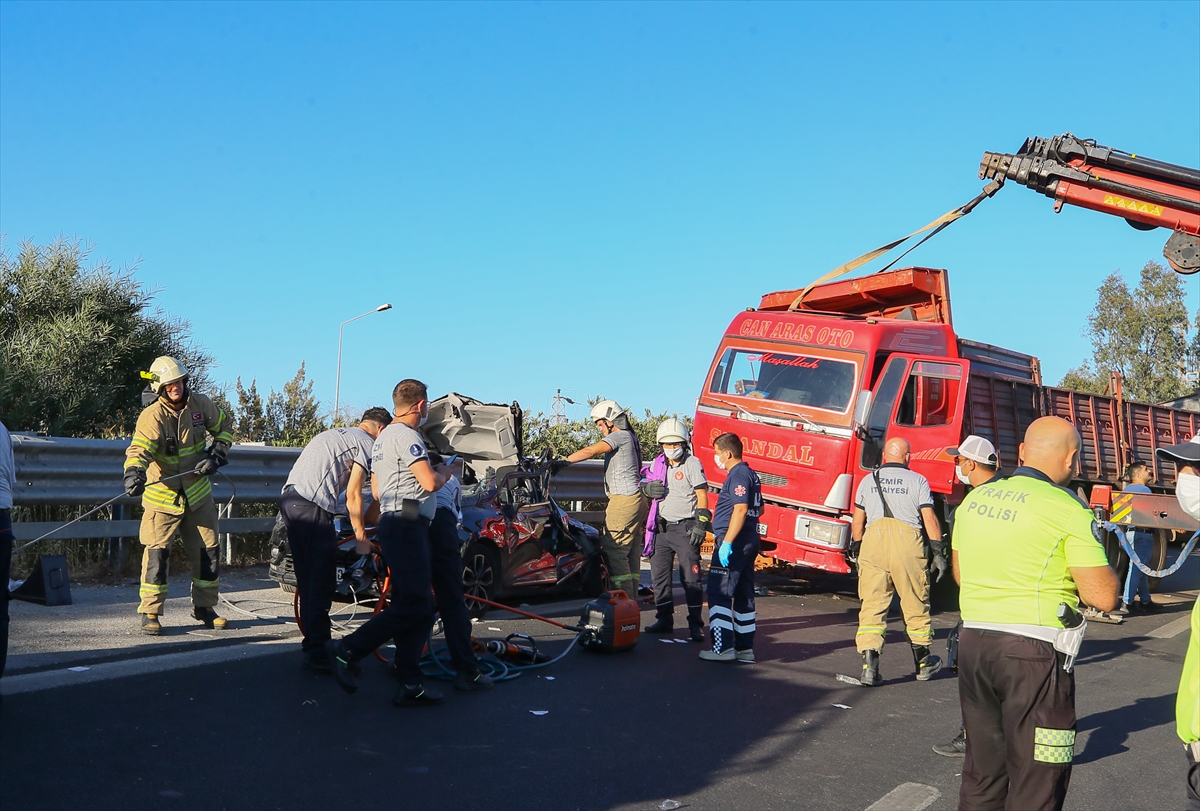 İzmir'de feci kaza: Kamyonun kasası otomobilin üzerine devrildi!
