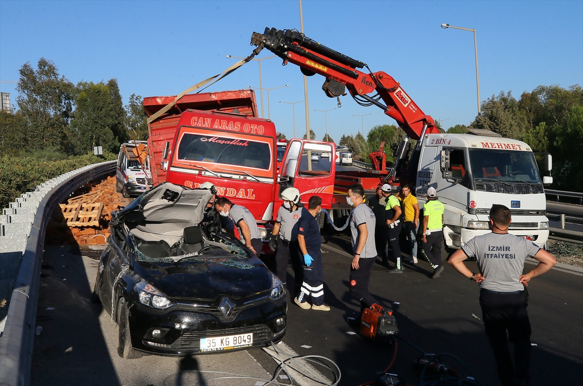 İzmir'de feci kaza: Kamyonun kasası otomobilin üzerine devrildi!