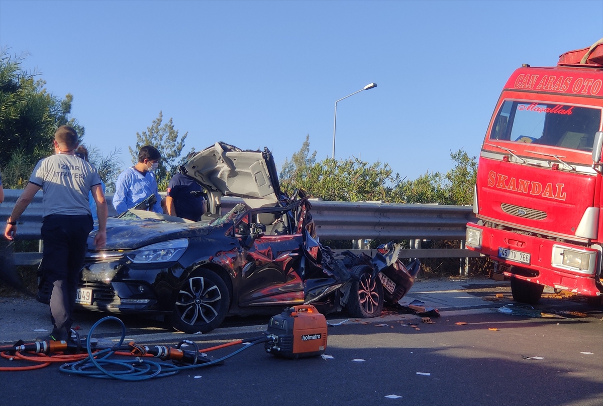 İzmir'de feci kaza: Kamyonun kasası otomobilin üzerine devrildi!