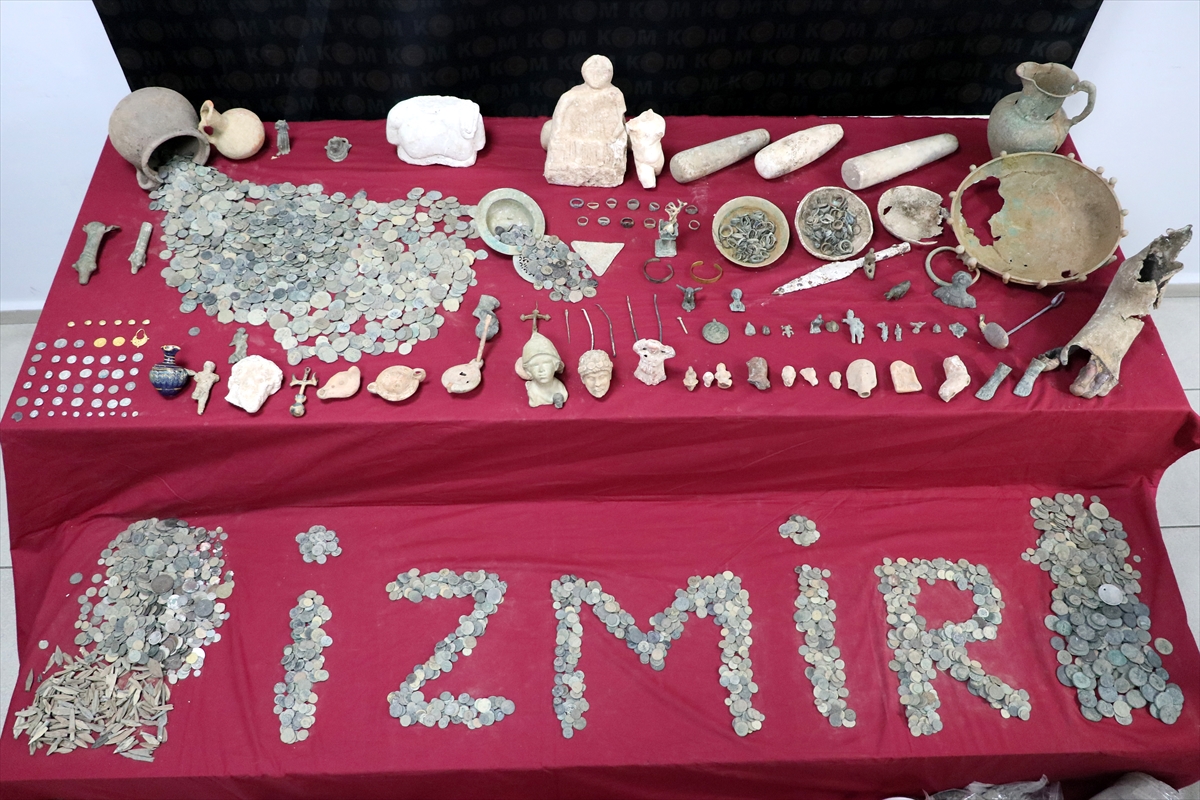 İzmir'deki operasyonda Lidya dönemine ait sikkeler de ele geçirildi!