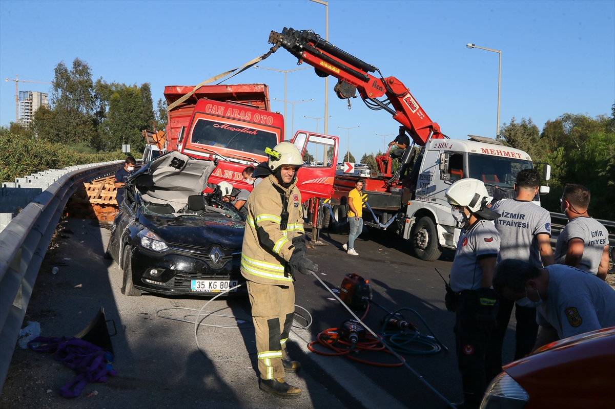 İzmir'de feci kaza: Kamyonun kasası otomobilin üzerine devrildi!