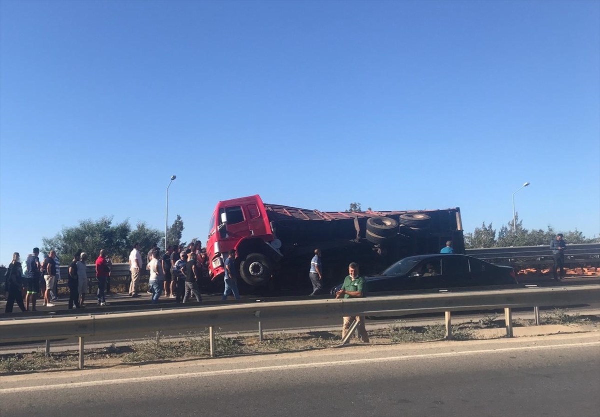 İzmir'de feci kaza: Kamyonun kasası otomobilin üzerine devrildi!