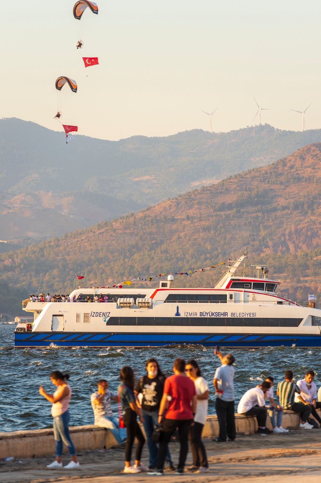 İzmir semalarında zafer kutlaması