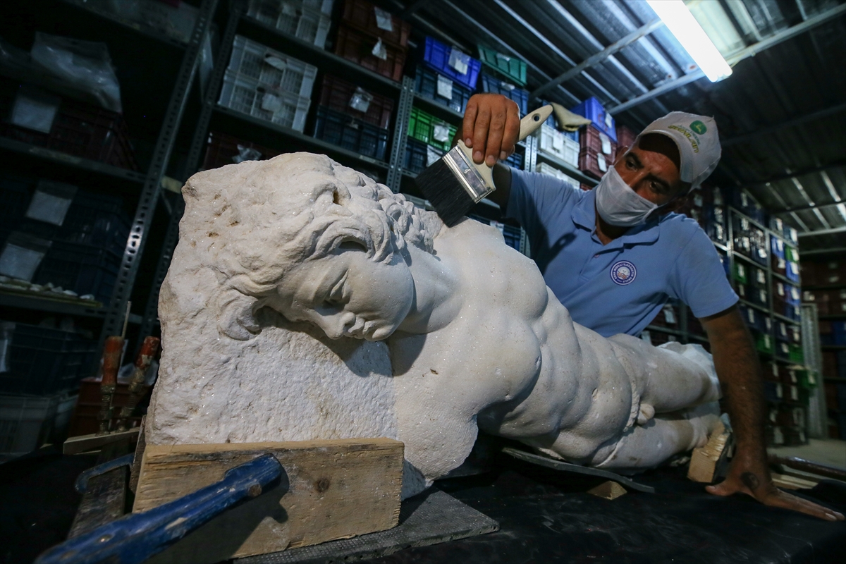 'Satyros' kabartması restore ediliyor