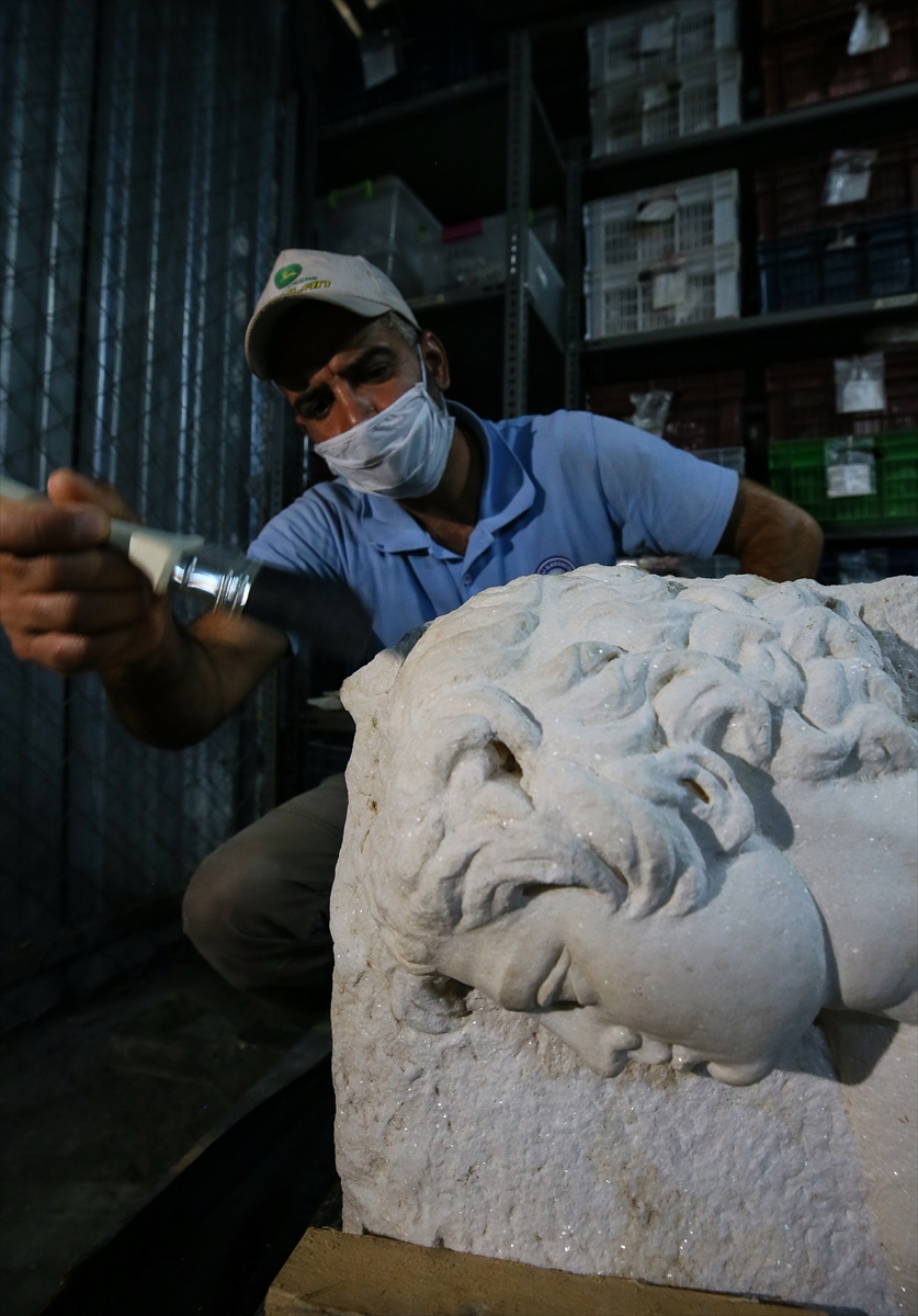 'Satyros' kabartması restore ediliyor