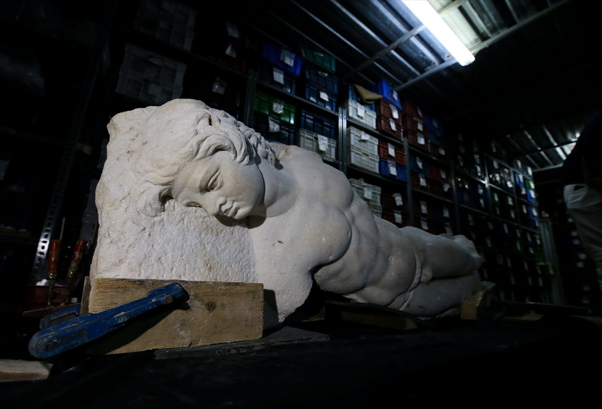 'Satyros' kabartması restore ediliyor