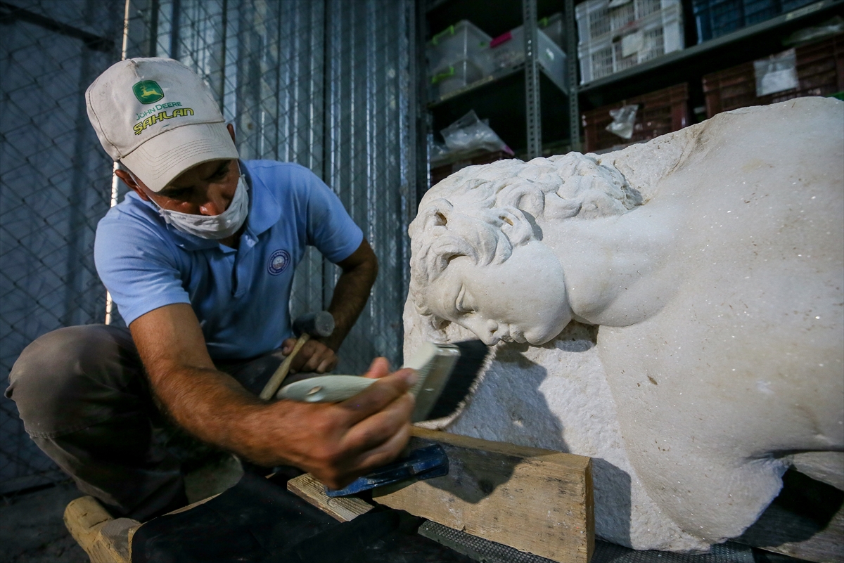 'Satyros' kabartması restore ediliyor