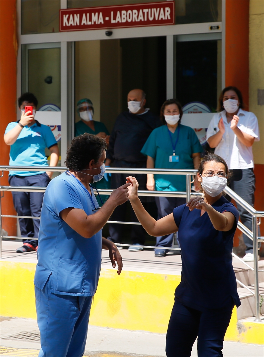 İzmirli sanatçılardan hastane bahçesinde moral konseri