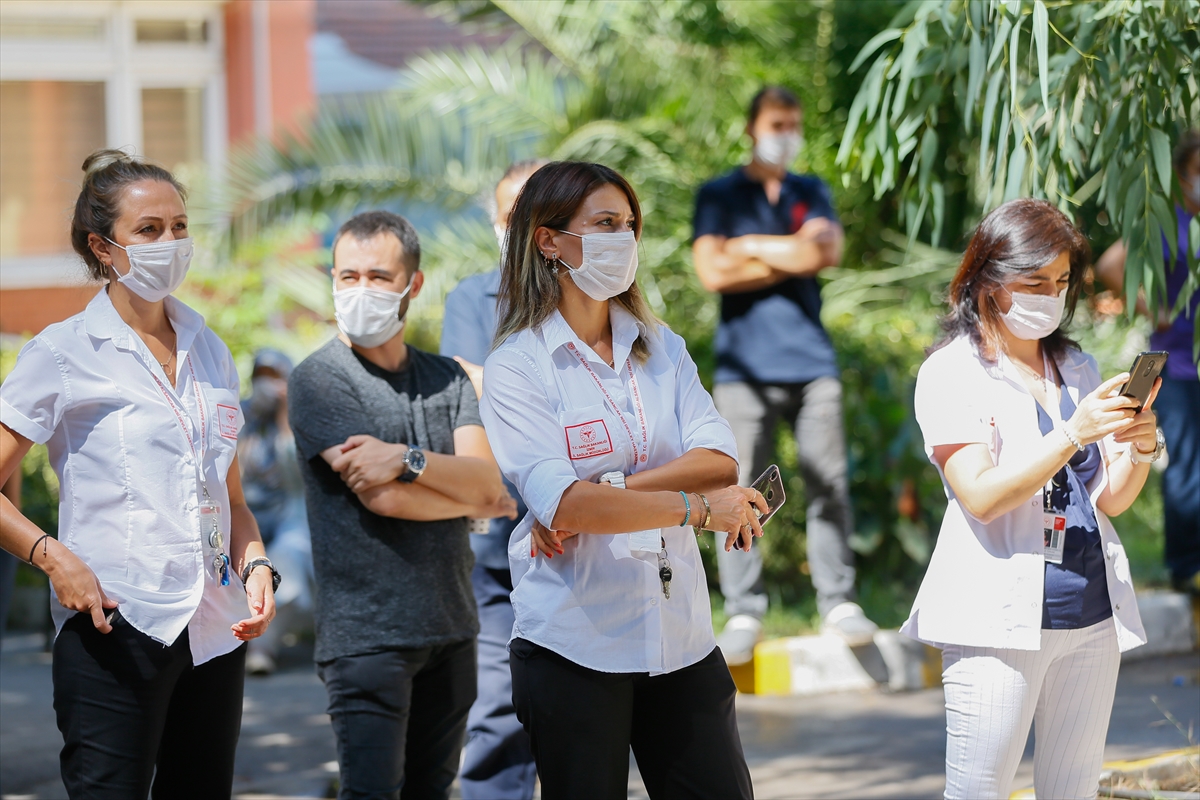 İzmirli sanatçılardan hastane bahçesinde moral konseri