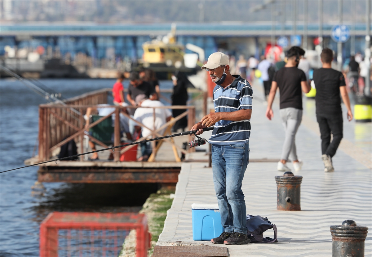 İzmir'de maske takma zorunluluğuna uyan yok!