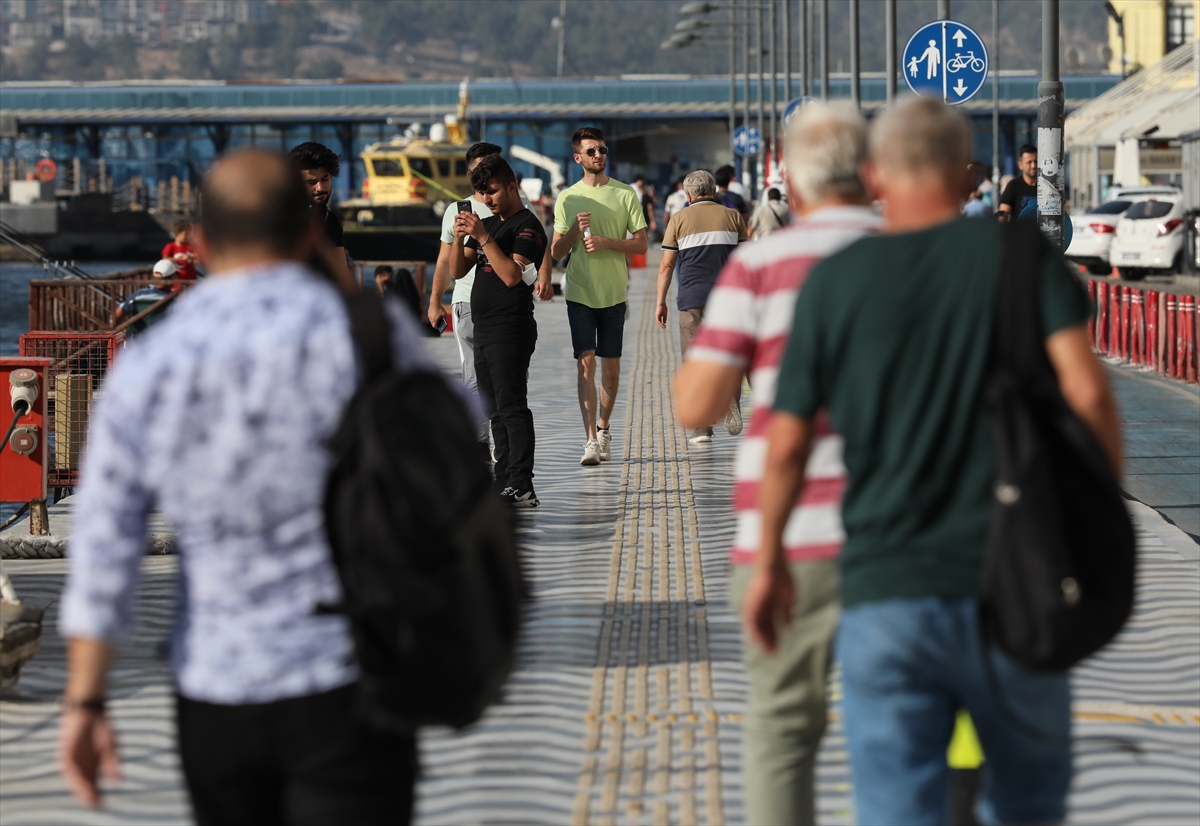 İzmir'de maske takma zorunluluğuna uyan yok!