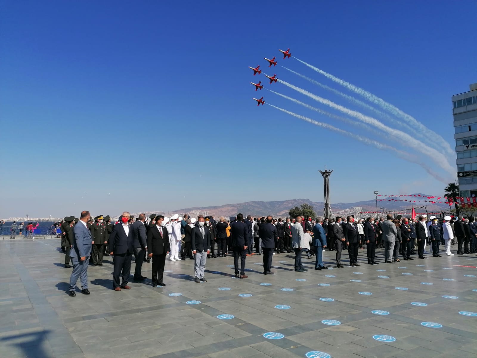 Türk Yıldızları ve Solo Türk'ten İzmir'de nefesleri kesen gösteri