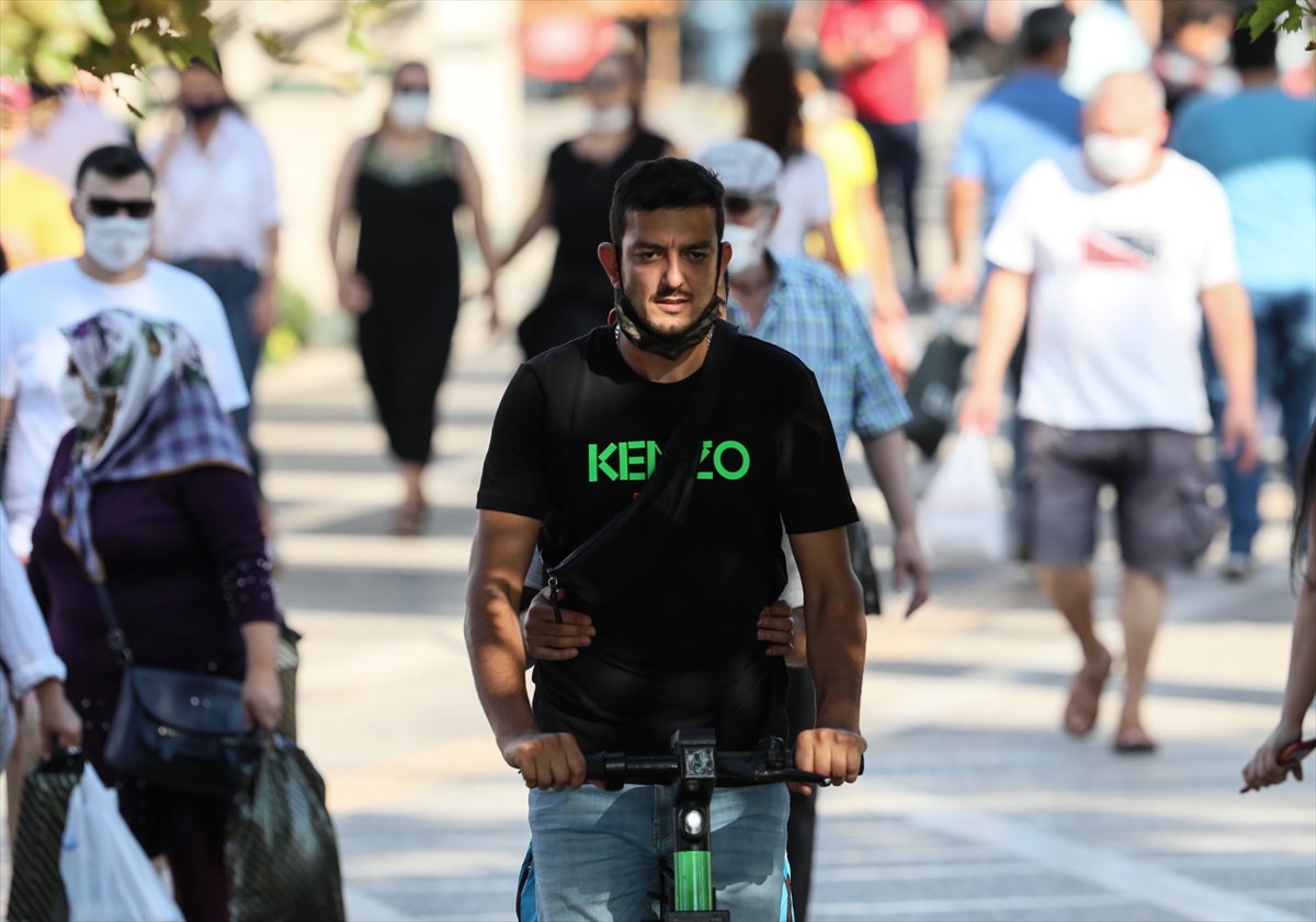 İzmir'de maske takma zorunluluğuna uyan yok!