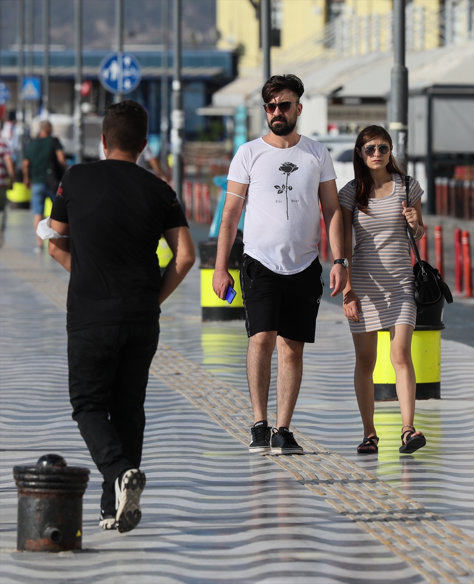 İzmir'de maske takma zorunluluğuna uyan yok!