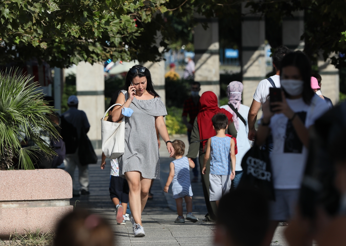 İzmir'de maske takma zorunluluğuna uyan yok!