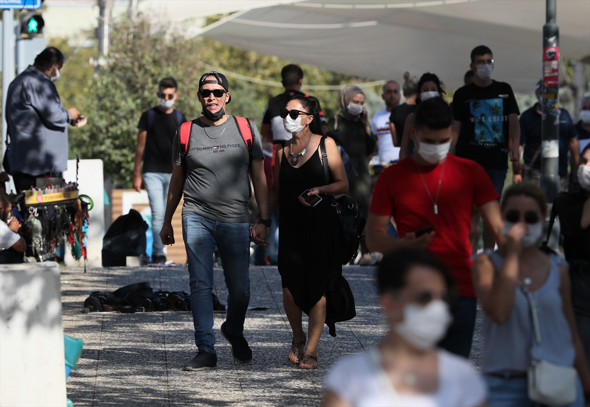 İzmir'de maske takma zorunluluğuna uyan yok!