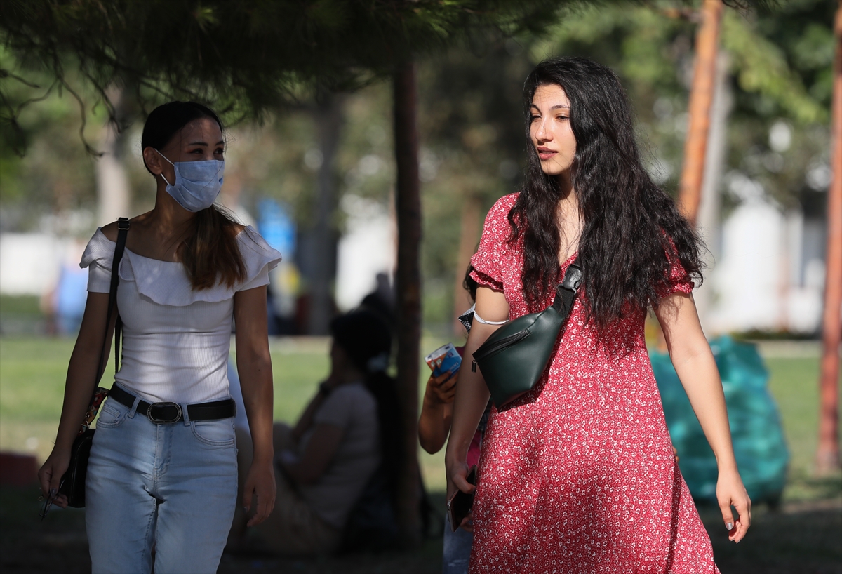 İzmir'de maske takma zorunluluğuna uyan yok!