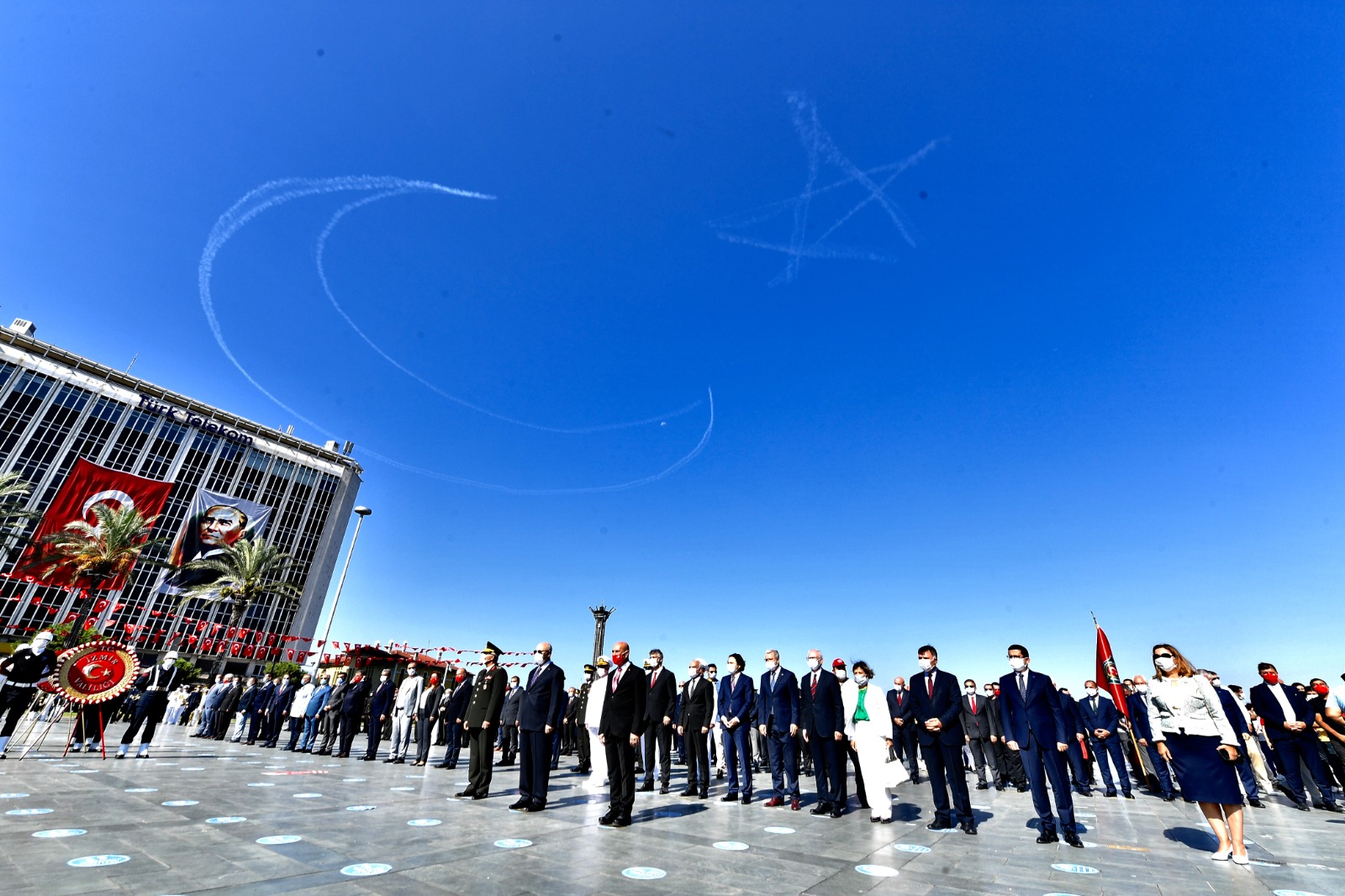 Türk Yıldızları ve Solo Türk'ten İzmir'de nefesleri kesen gösteri